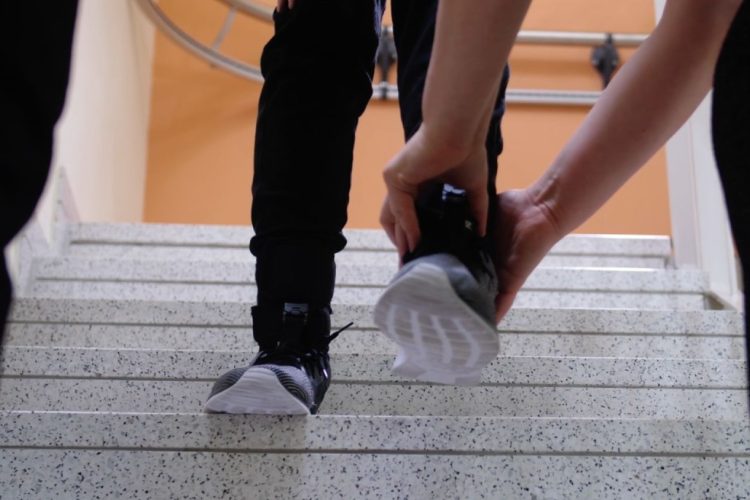 Des captures d'écran de la vidéo montrent la rééducation de Dmitri et son entraînement sur les escaliers.